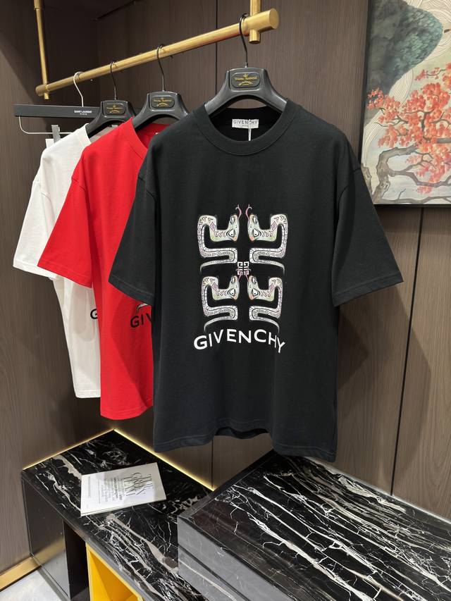 Giv2025 春夏新款短袖 整体上色泽较鲜明和光亮，手感顺滑揉软，悬垂感特强，质地自然柔软、贴身超级舒服，悬垂感特强！ T恤日常穿搭很自在很实用，超级的有韧性