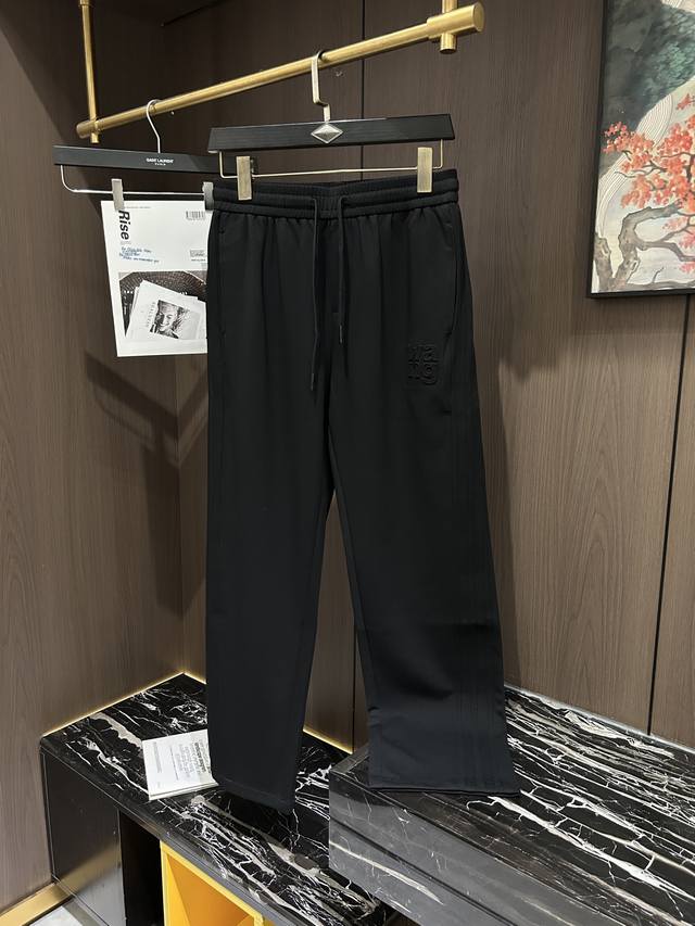 大王W2025春夏最新系列男士休闲裤！柔软细腻，手感绝佳！品牌格调一览无余！极简主义设计，没有多余浮夸的元素来宣兵夺主，细节做工精细，五金配件原版定制，厚薄程度
