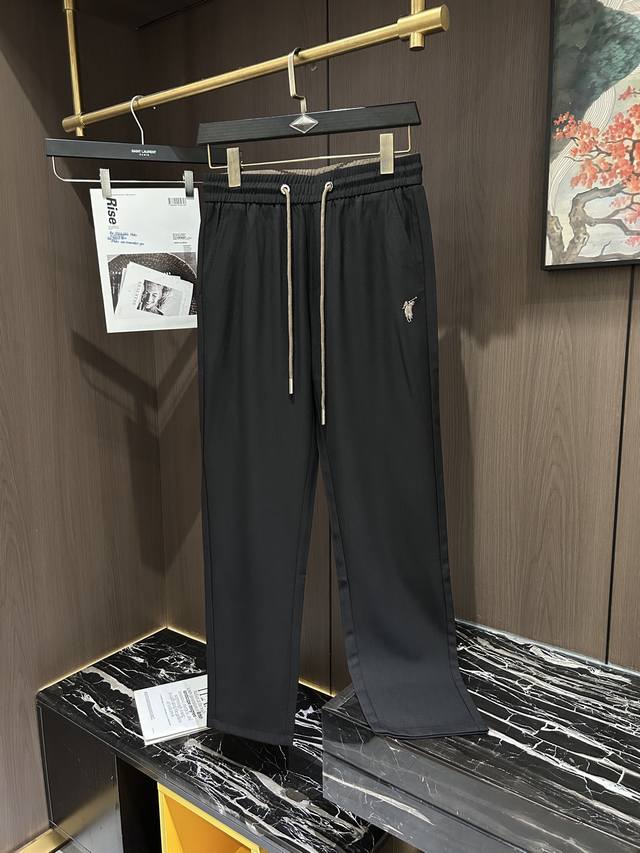 保罗2025春夏最新系列男士休闲裤！柔软细腻，手感绝佳！品牌格调一览无余！极简主义设计，没有多余浮夸的元素来宣兵夺主，细节做工精细，五金配件原版定制，厚薄程度也