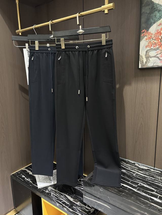 Zz.2025春夏最新系列男士休闲裤！柔软细腻，手感绝佳！品牌格调一览无余！极简主义设计，没有多余浮夸的元素来宣兵夺主，细节做工精细，五金配件原版定制，厚薄程度