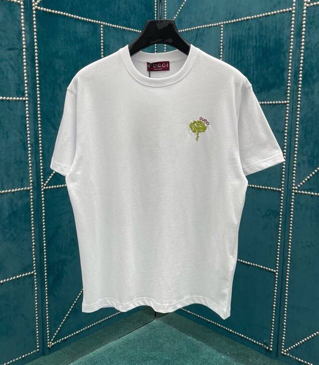Gucc1 男女 Tee 胸前刺绣玫瑰点缀 简约 干净 绣花工艺相当精致 针数密度高 立体饱满 纯棉质平纹布 透气排汗 夏日穿也不会黏糊糊！ 码数：S，M，L，