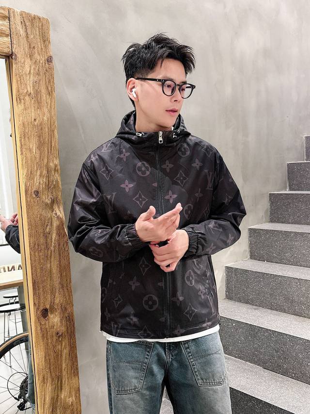 路易威登Lv 2025春季新款夹克外套，秀场新品品相非常完美，舒适保暖，三标齐全色泽饱满诱人，非常出彩的设计，轻松将时髦感进阶，做工极为考究严谨，走线工整细致！