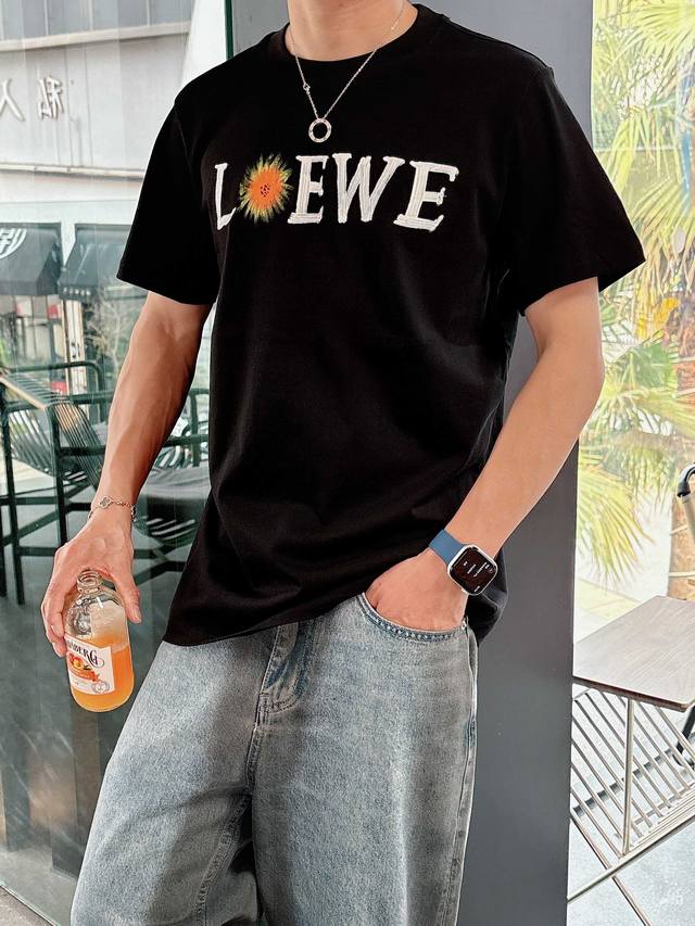 罗意威 纯人工手绘，高定面料 玉蚕丝般的丝滑 时尚经典圆领短袖时尚单品设计，更加时尚舒适，高标准全新工艺定制，上身非常有型， 客供辅料，客供进口高档面料质感非常