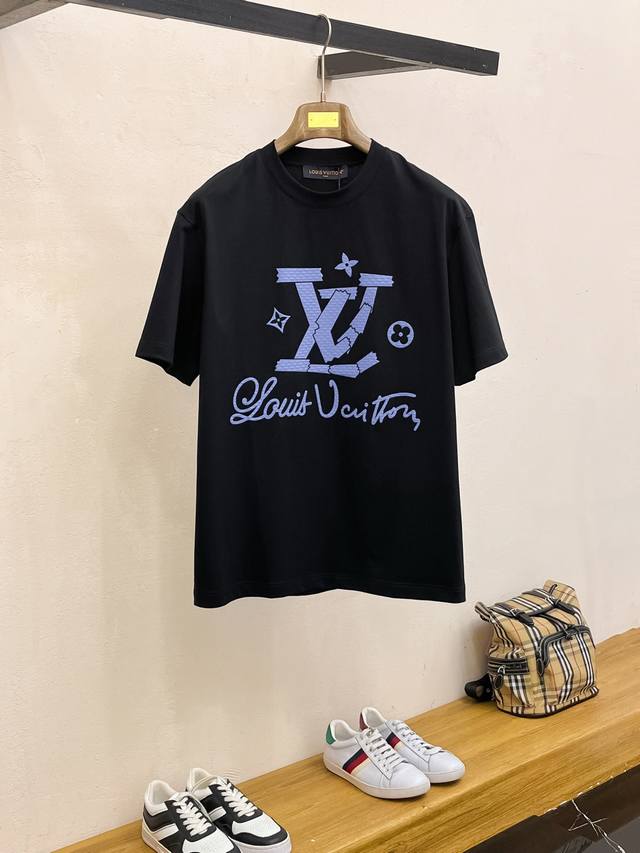 Lv 2025春夏新款首发专柜最新款短袖圆领T恤 高端订制 设计前卫时尚！品牌Logo重工艺设计 高端定制丝光长绒棉面料.手感柔软.穿着舒适.专柜级别精致车线.