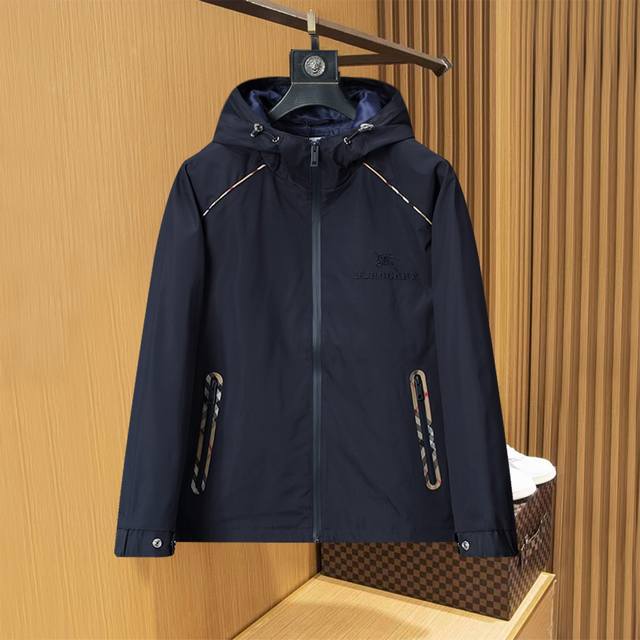 Burberry巴宝莉最新休闲男款连帽风衣，高品质原版设计和采料，精选双股斜纹防风透气的锦棉面料，柔和透气性强的锦绸内里，穿着合身舒适大方，五金、辅料、做工精细