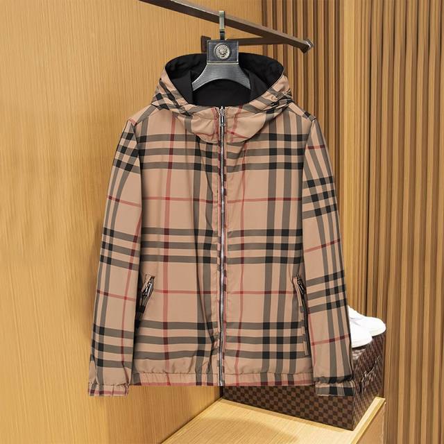 Burberry双面穿巴宝莉最新休闲男款连帽风衣，高品质原版设计和采料，精选双股斜纹防风透气的锦棉面料，柔和透气性强的锦绸内里，穿着合身舒适大方，五金、辅料、做