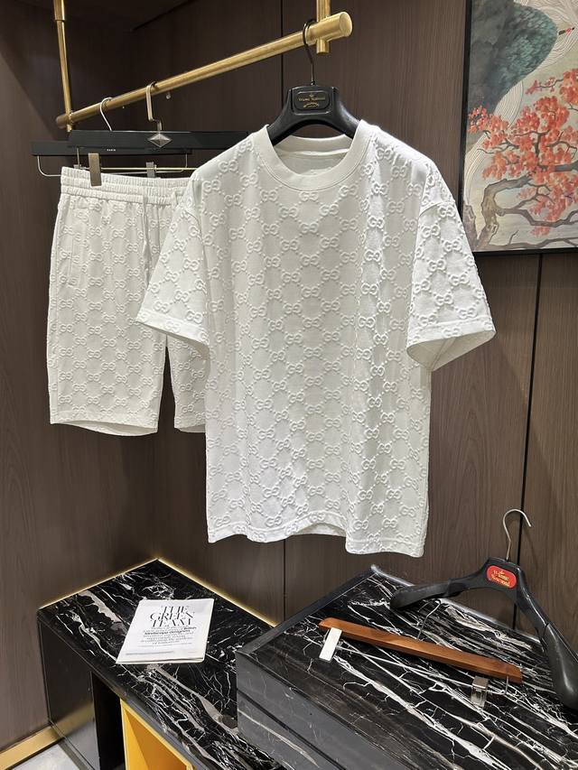 Gu2025春夏新款短袖短裤套装，既经典又百搭，谁不爱啊，将经典再次展现非常的耐看，自带低奢光环与辨识度 理念和现代化的先进技术进行了完美结合 定制纯棉面料！此