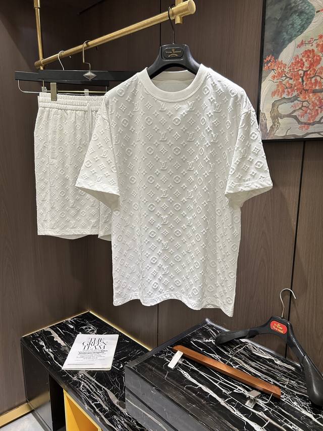Lv2025春夏新款短袖短裤套装，既经典又百搭，谁不爱啊，将经典再次展现非常的耐看，自带低奢光环与辨识度 理念和现代化的先进技术进行了完美结合 定制纯棉面料！此