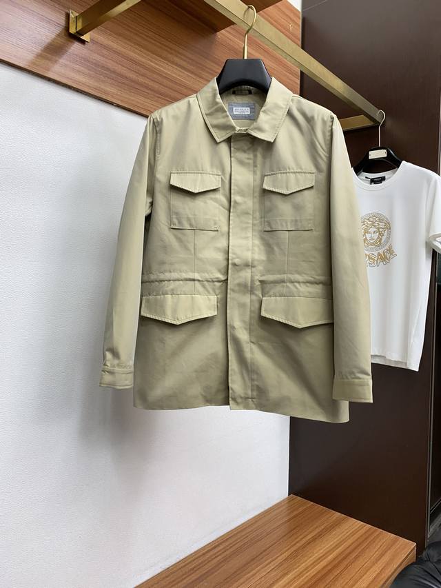 Bc 老钱风 男人衣柜必备品中长款风衣式四口袋设计Bc家专柜新品外套，衣橱顶流！Bc家新品风衣，在男士穿搭的宇宙里，一件优质风衣就是那颗永恒闪耀的恒星。这件风衣