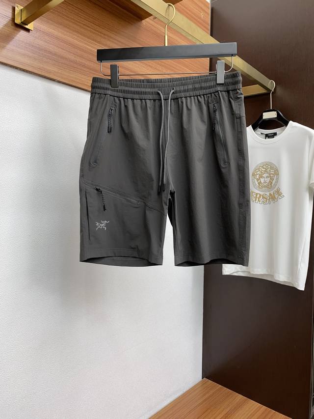 始祖鸟 L-5Xl 相当于M-4Xl 2025春夏季新款，最新休闲短裤。原版裤型上身休闲百搭、随性慵懒范，高级定制进口速干弹力面料，订制工艺 舒适感爆棚。高端大