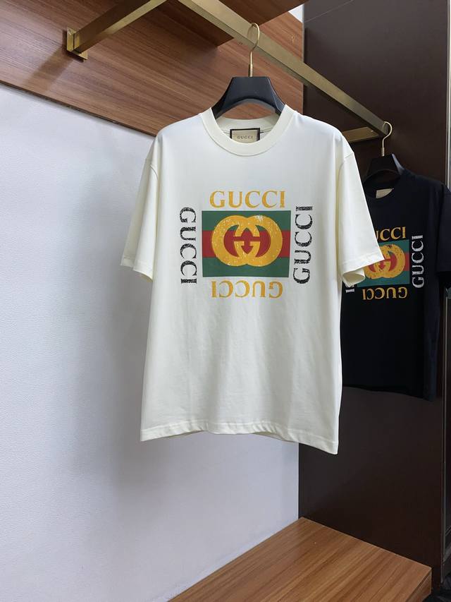 古奇 2025新款原单男士休闲阔版短袖T恤！高端定制 高版本 时尚百搭爆款 宽松版 原版进口双股纯棉面料 螺纹袖口.领口衣摆 手感超柔软细腻 穿着亲肤舒适 高端