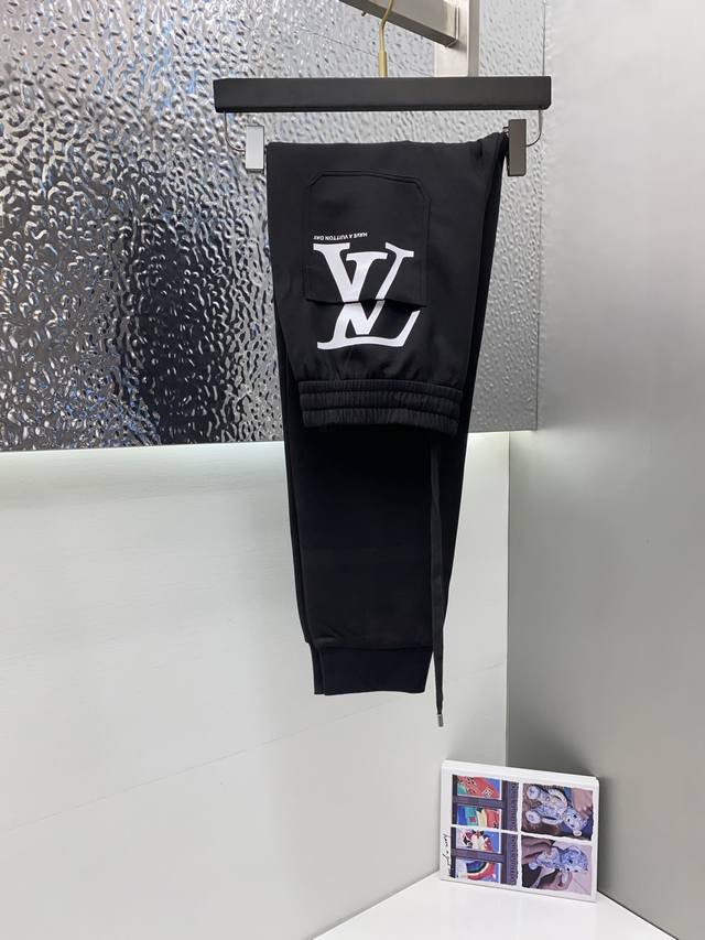 LV 路易威登 25Ss春夏新款针织棉布抽绳束脚卫裤，男士经典红蓝标识刺绣运动休闲长裤！贸易公司渠道稀出，领先官网发售！法蒙家新款抽绳卫裤以其独特的面料选择、精