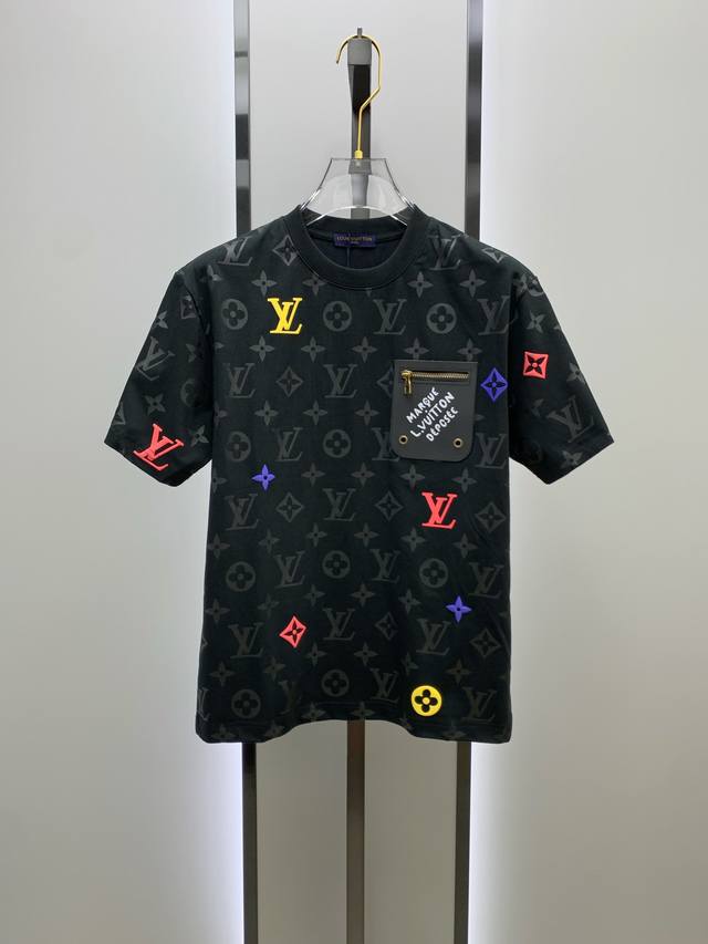 Sslv家纯棉最新面料经典标识图案Logo时尚简约潮流短袖，最顶级的品质专柜原单短袖，顶级制作工艺进口面料，专柜款独特设计，采用进口高端订制面料。官网在售！面料