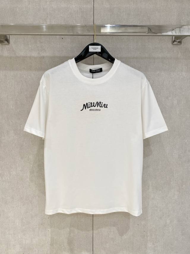 市场有仿版认准工艺和面料 25Ssmiumiu家纯棉最新面料 最高版本 胸前后背Miumiu字母涂鸦工艺经典标识图案Logo时尚简约潮流短袖，最顶级的品质专柜原