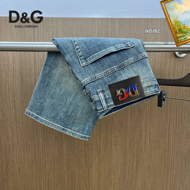D&G 2025Ss春夏新款男士牛仔裤 短裤精选进口丹宁牛仔面料 重工环保洗水 手感柔和 兼备耐磨性 版型小直筒 微弹力显瘦修身，细节完美，五金辅料精选高等品质