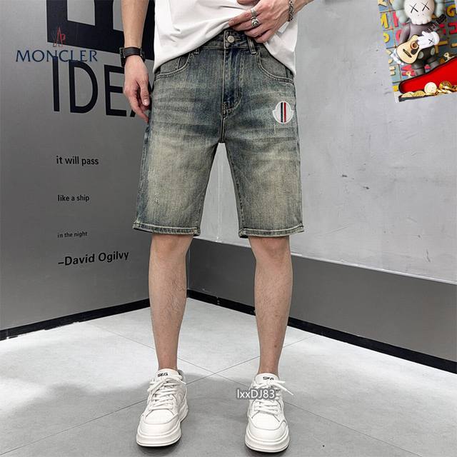 蒙口 牛仔短裤！个性时尚，实穿百搭，无法抗拒！ 对佘侈品排有所了解的小伙伴们， 应该立刻就明了是什么品排了！ 没错！意大利的著名佘侈大排范家！！ 它创造了一个度