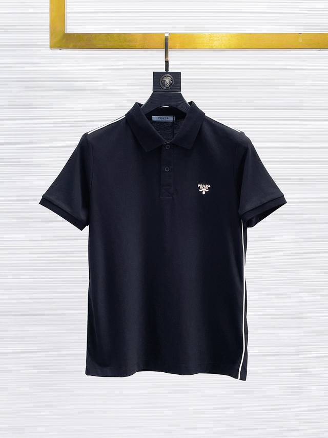 普拉达 2025Ss夏季新款字母Logo男士翻领Polo衫！经典商务男款，高端男装的天花板级别的商务男款！简约时尚大气不失优雅，单穿内搭体面过人，品质控 细节控