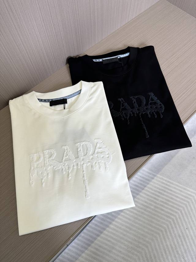 Pd普拉达25Ss春夏新款圆领短袖，定制纯棉材质，舒适透气，胸前品牌字母刺绣图案设计 时尚百搭，休闲单品 颜色：黑色，白色 码数：M-3Xl