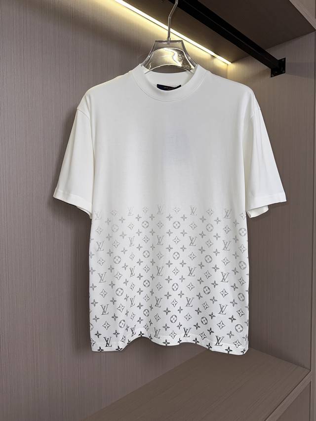 Lv驴家25Ss春夏新款圆领短袖，定制纯棉材质，舒适透气，半身品牌字母图案设计 时尚百搭，休闲单品 颜色：黑色，白色 码数：M-3Xl