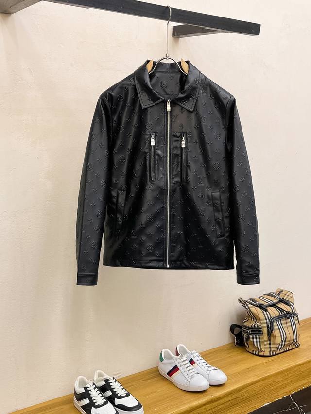 路易威登Lv 2025春季新款夹克皮衣外套，秀场新品品相非常完美，穿着舒适保暖，原单三标齐全 色泽饱满诱人，非常出彩的设计，轻松将时髦感进阶，做工极为考究严谨，