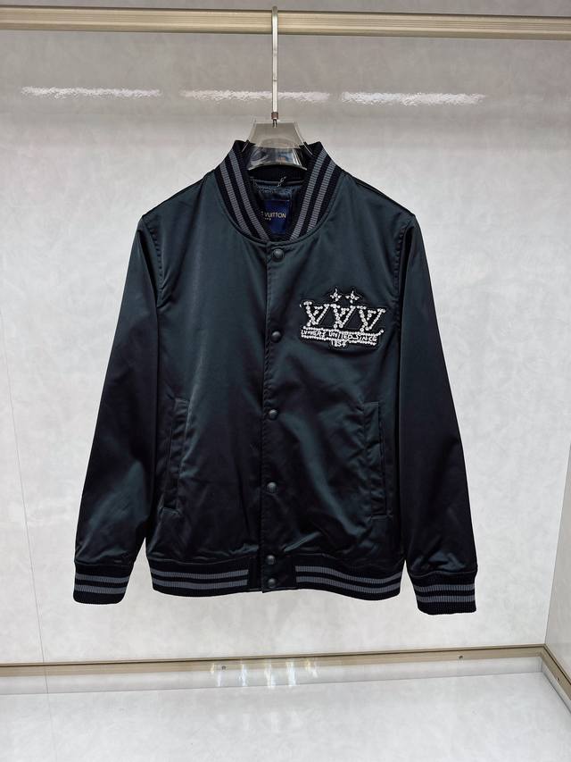 Lv 2025开纯新款男士棒球领夹克外套，高定专柜面料 透气舒适度高，细节无可挑剔，品牌元素设计理念，做工考究工艺复杂，专业代购级体现高品质。手感细腻柔软！呈现