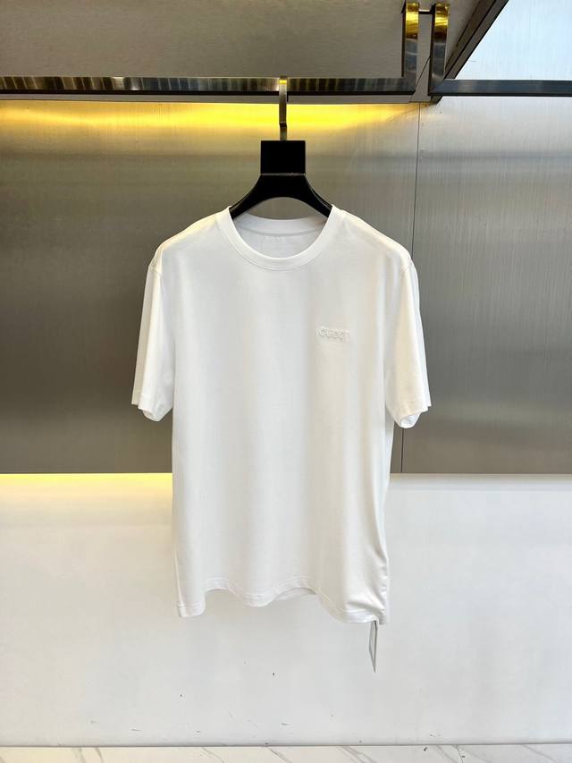 Gucc古驰、2025春装新品压纹刺绣短袖T恤，这款T恤采用客供定制平纹针织棉布，面料克重足，手感瓷实柔软，质感挺括有型，无论是从触感还是视觉上，都给人一种高档