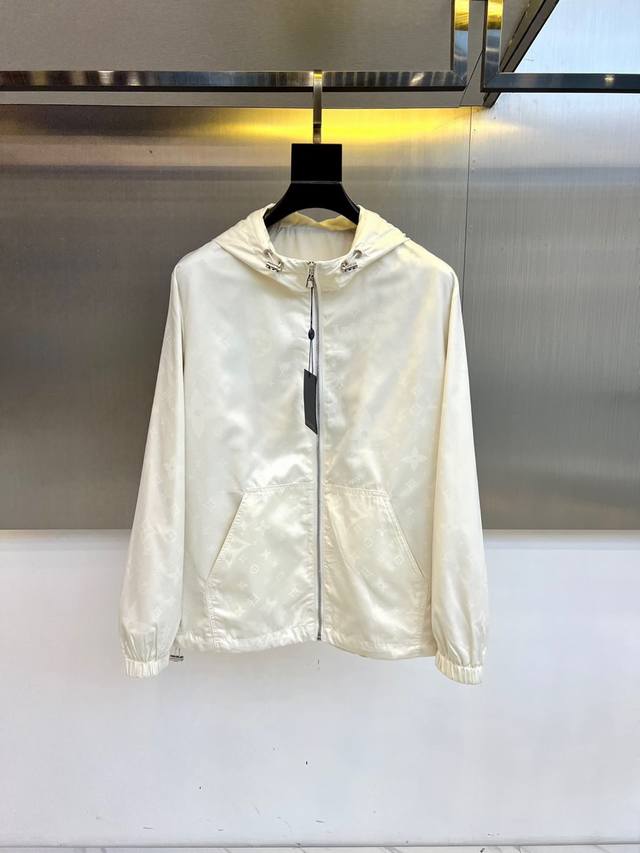 LV、驴家25Ss早春最新品 驴家经典老花夹克连帽外套，设计帅气有型！百搭必备单品，时尚潮牌， 轻松营造酷帅氛围感 ，满印的品牌老花高级感满满，在低调又时髦撞色