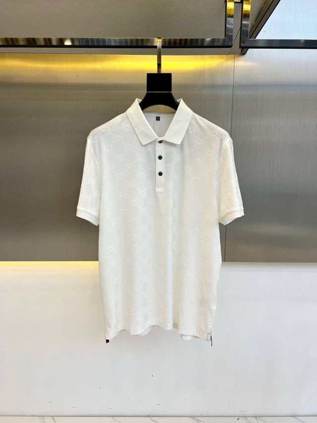 Gucc古驰、25S春夏新款进口针织短袖翻领Polo衫。采用客供进口48%棉48%莱赛尔4%氨纶混纺材质，面料干爽透气，不易磨损，提升了光泽感与柔软度，丝滑细腻
