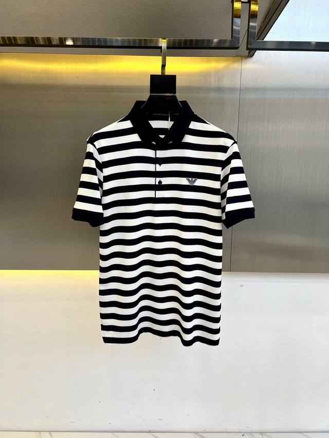 Arm阿玛尼、2025春夏新品商务休闲短袖Polo Shirt。此款短袖Polo衫饰有三色图案和纯色饰边，面料以驻地丝光棉制成，常规版型剪裁，打造休闲廓形。采用