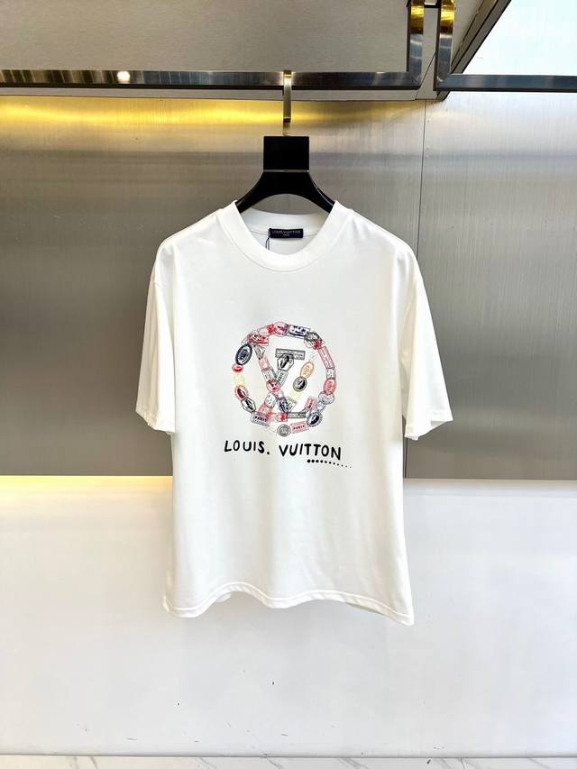 LV、2025早春手绘印花标识徽章圆领短袖T恤。客供精纺针织棉面料,手感质感顺滑细腻,轻薄透爽,内外兼具的裁剪工艺,时刻保持足够完美的造型.别具一格的手绘Log
