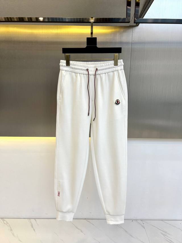 Mon蒙口、25S春夏新款休闲运动卫裤，一件百搭卫裤，简约又有腔调 整条休闲裤的设计风格简洁时尚，中克重棉质加厚运动裤，面料也很重磅100%纯棉成分的，厚度适中