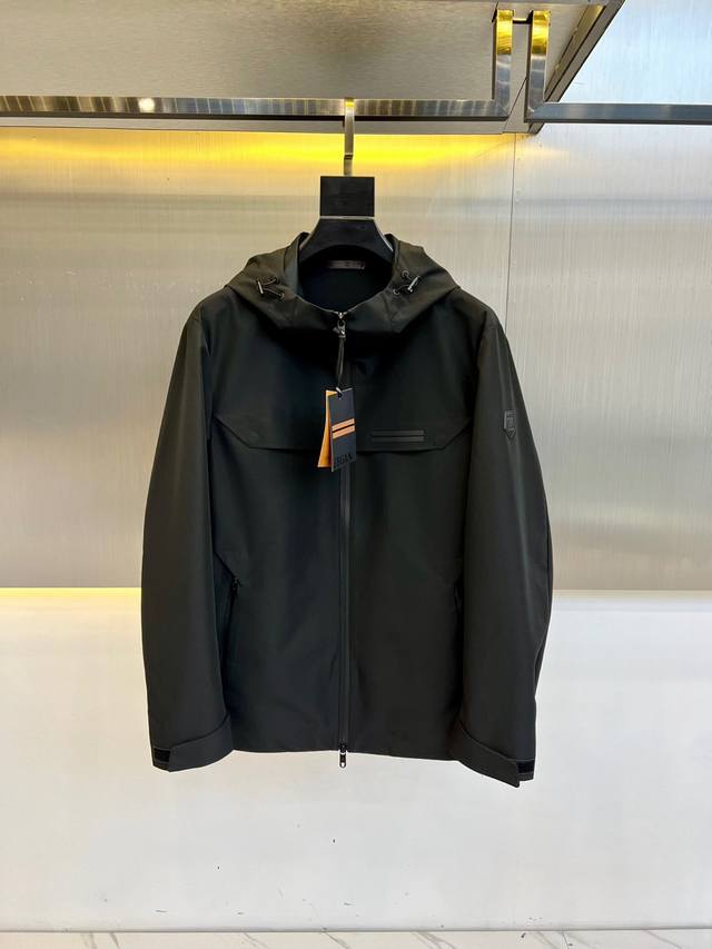 Zegna 杰尼亚、25春夏新品连帽夹克风衣外套。杰尼亚号称精英男装时装界的天花板，款式精简大方，工艺精细整洁，以精湛匠心还原高奢品控！立于奢侈品标榜的一款夹克