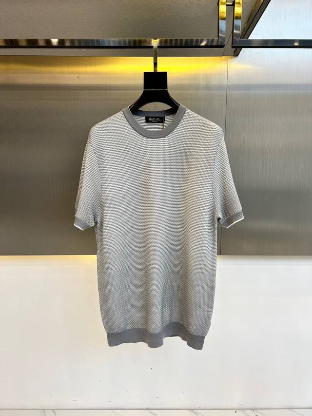 Loro Piana、25Ss春夏新款顶级圆领渐变针织菠萝纹路短袖T恤。进口欧棉材质，赋予了衣物出色的弹性与耐磨性！面料触感软糯细腻，仿佛婴儿肌肤般柔滑，亲肤舒