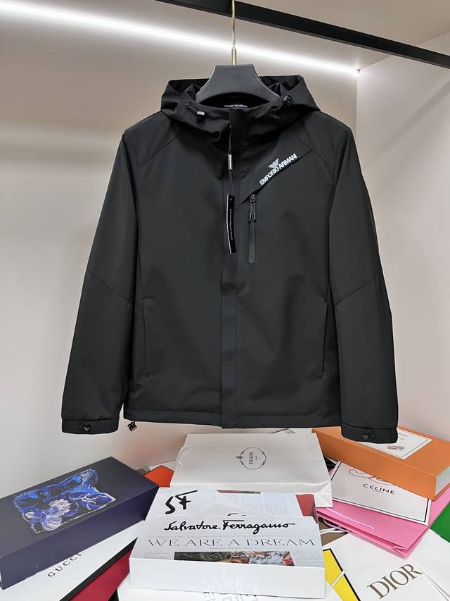 主推 Armani 2025Ss早春新款发布阿玛尼连帽夹克外套，春款外套！穿上就是舒适自在又显瘦的存在，慵懒而随性，结合干净简单的色系就特别耐看，适合日常穿着~
