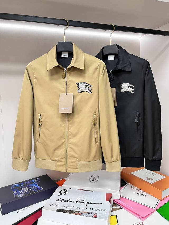 主推 Burberry 2025Ss早春新款发布巴宝莉翻领夹克外套，春款外套！穿上就是舒适自在又显瘦的存在，慵懒而随性，结合干净简单的色系就特别耐看，适合日常穿