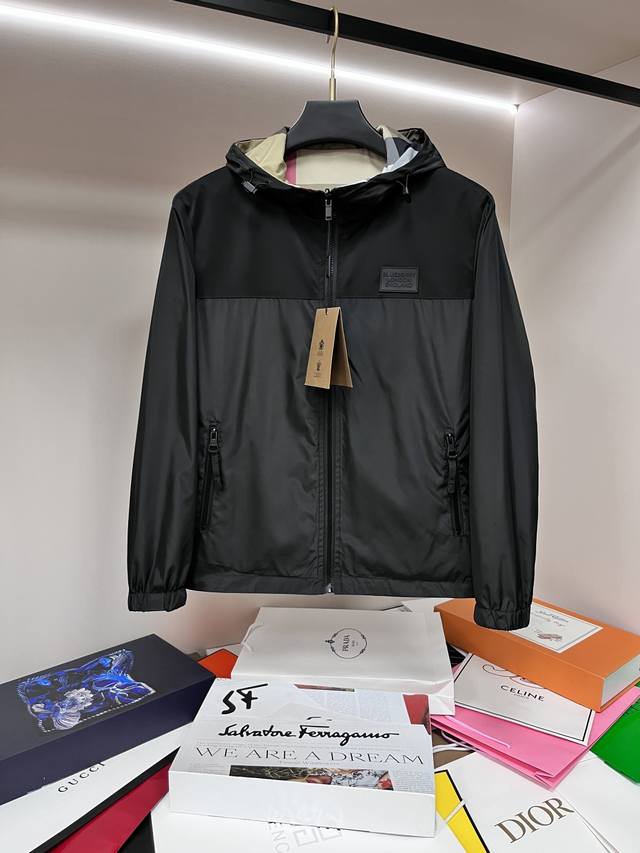 主推 Burberry 2025Ss早春新款发布巴宝莉翻领夹克外套，双面穿春款外套！穿上就是舒适自在又显瘦的存在，慵懒而随性，结合干净简单的色系就特别耐看，适合