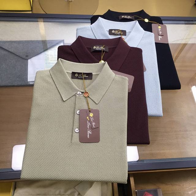专柜新品 Lp... 2025 春夏新款菠萝纹针织Polo短袖 整体上色泽较鲜明和光亮，定制丝光棉 手感顺滑揉软，悬垂感特强，质地自然柔软、贴身超级舒服，悬垂感