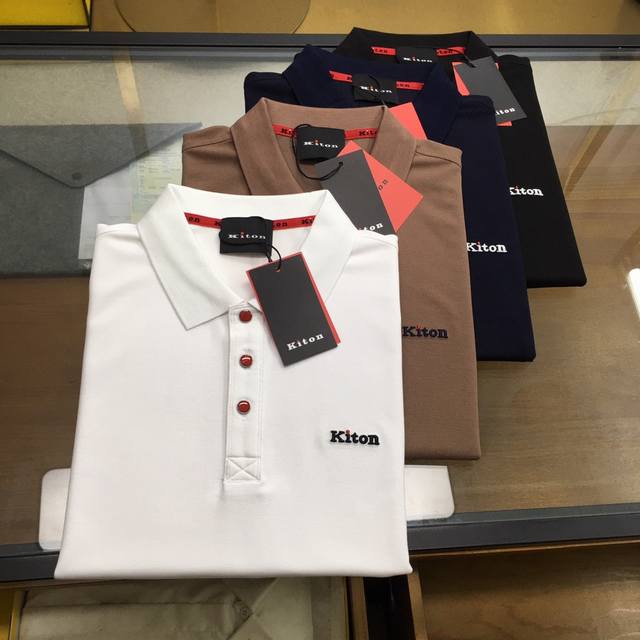 专柜新品 Kiton... 2025春夏新品 时尚Polo 翻领短袖 高级定制百搭款式 任何人都可以轻松驾驭 面料全订制工艺 胸前奢华经典品牌Logo设计，非常