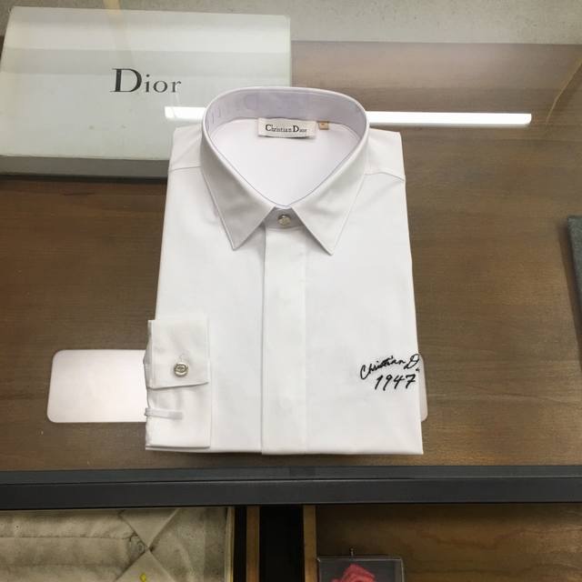 新品上市 Dio..R... 25春时装款中厚长袖衬衫！ 高端的时尚美学设计结合立体裁剪的版型，使穿着更具舒适性和观赏性。 甄选的顶级瑞士Alumo阿鲁姆公司1