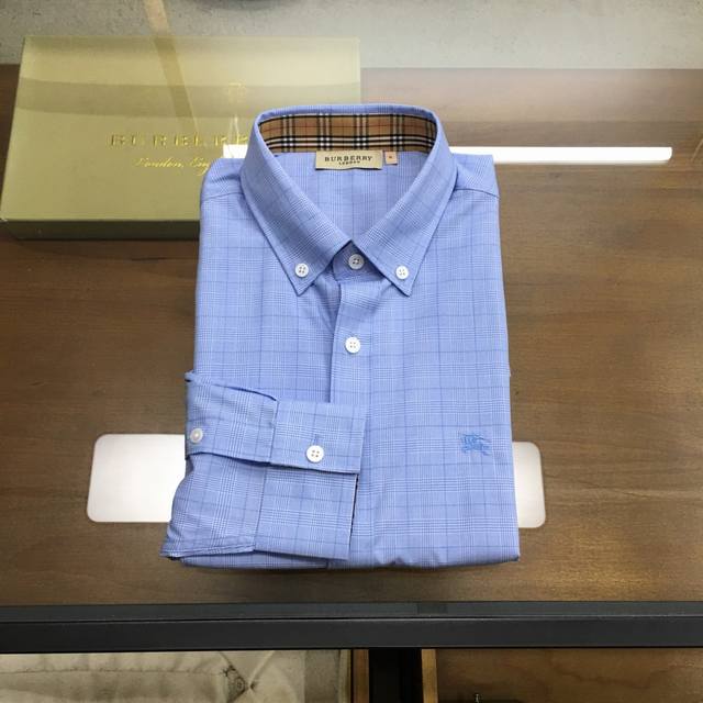 新品衬衫 Burebr..Y 25春夏时装款长袖衬衫！ 版型：高端的时尚美学设计结合立体裁剪的版型，使穿着更具舒适性和观赏性。 面料：甄选的顶级瑞士Alumo阿