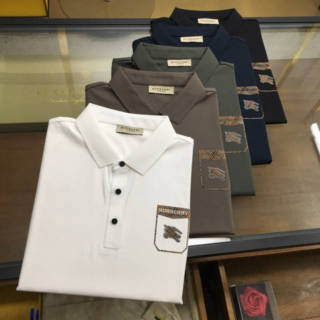 新品 Burber...Y 高端Polo 2025Ss春夏新品 Go 时尚休闲翻领T恤，甄选优质天丝凉爽面料，无痕切割工艺，胸前密针精致Logo设计标识，客供订