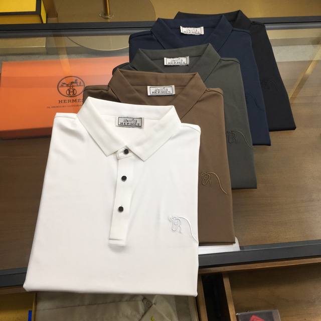 新品 爱士 高端Polo 2025Ss春夏新品 Go 时尚休闲翻领T恤，甄选优质天丝凉爽面料，无痕切割工艺，胸前密针精致Logo设计标识，客供订织五金辅料，简约
