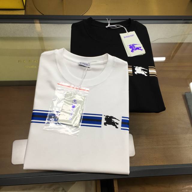 新品 Burebr...Y 2025春夏首发专柜最新款短袖圆领T恤 高端订制 设计前卫时尚！品牌Logo重工艺设计 高端定制丝光云朵棉面料.手感柔软.穿着舒适.