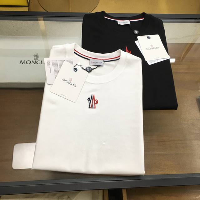 新品 Moncle... 2025春夏首发专柜最新款短袖圆领T恤 高端订制 设计前卫时尚！品牌Logo重工艺设计 高端定制丝光云朵棉面料.手感柔软.穿着舒适.专