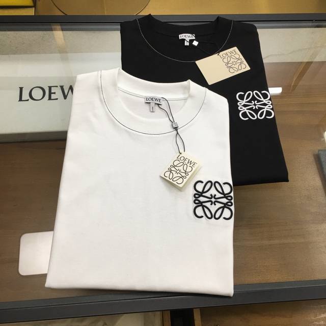新品 L.Oew... 2025春夏首发专柜最新款短袖圆领T恤 高端订制 设计前卫时尚！品牌Logo重工艺设计 高端定制丝光云朵棉面料.手感柔软.穿着舒适.专柜