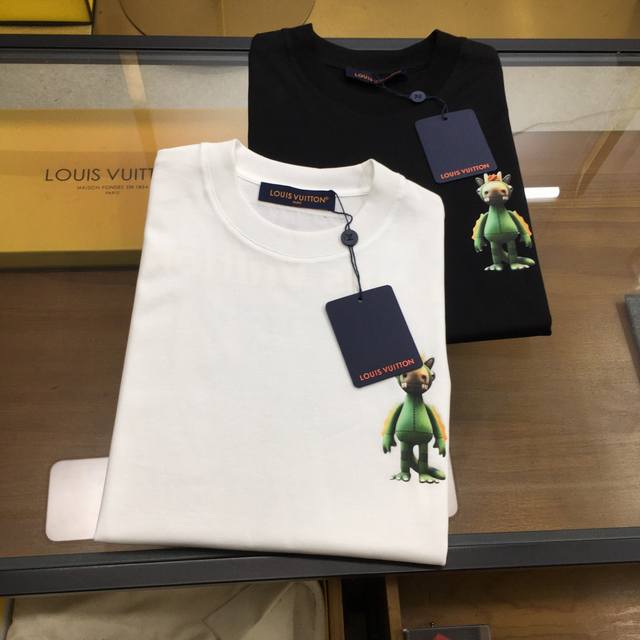 新品 L.V... 2025春夏首发专柜最新款短袖圆领T恤 高端订制 设计前卫时尚！品牌Logo重工艺设计 高端定制丝光云朵棉面料.手感柔软.穿着舒适.专柜级别
