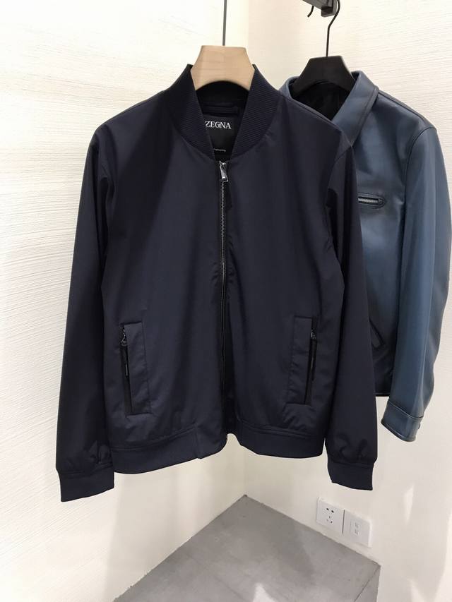 新品 -Ez家族男士高端商务休闲立领夹克外套，香港洋行渠道货，纯正血统品质，24年早秋新品，经典王牌单品！ 作为Ez家族系列中最有力的法宝，积攒了极高的口碑，将