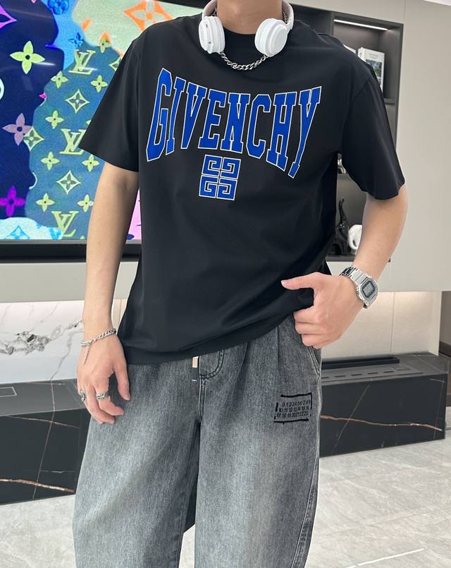 纪梵希 2025春夏新款首发专柜最新款短袖圆领T恤 高端订制 设计前卫时尚！品牌Logo重工艺设计 高端定制丝光云朵棉面料.手感柔软.穿着舒适.专柜级别精致车线