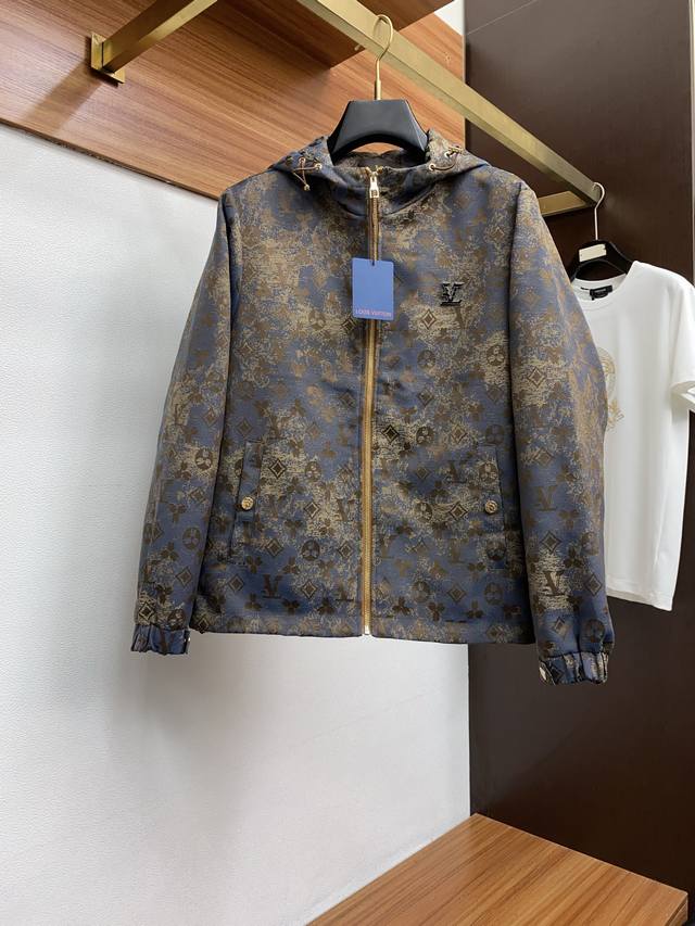 LV路易威登新品连帽夹克外套，时尚帅气，简约百搭款 定制老花面料，不仅挺括，保持潮流的廓形，又穿着舒适，纱织更细腻，码数M-3Xl