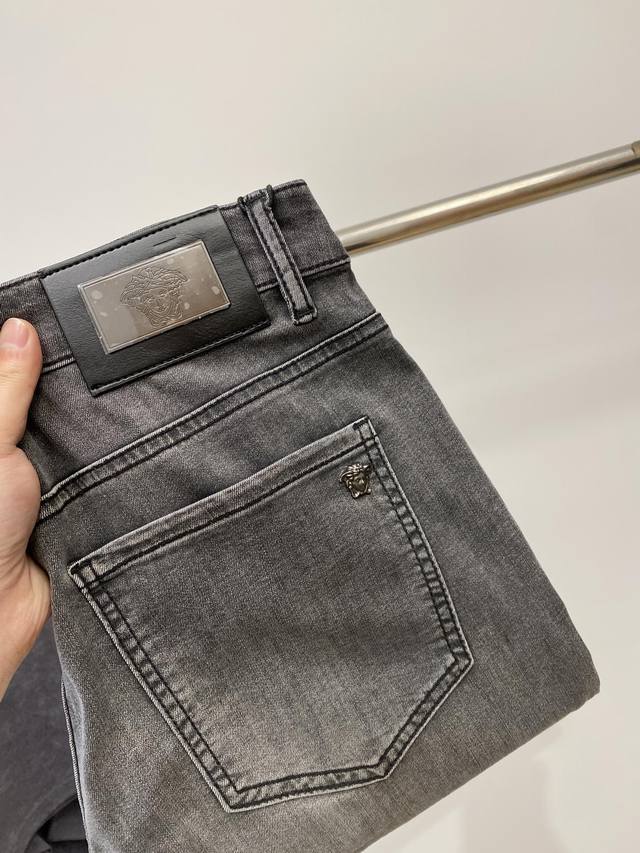 范思哲、2025最新品，专柜同步有售，原单狠货，水洗休闲牛仔裤，进口原版水洗弹力面料，舒适有弹性，原版五金辅料装饰Logo，版型超正，档次极高，专柜品质，上身时